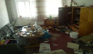Stark zugestelltes Wohnzimmer vor der Entrümpelung durch AMS