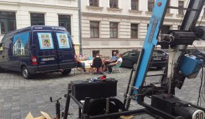 Firmenfahrzeug und Möbellift von AMS bei einer Wohnungsauflösung in Leipzig