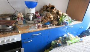 Stark vermüllte Küche vor der Räumung durch AMS Haushaltsauflösungen