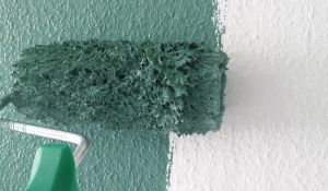 Malerarbeiten bei der Renovierung einer Wohnung nach der Räumung