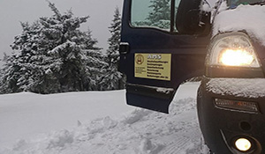 Firmenfahrzeug von AMS bei einem Wintereinsatz in der Region um Leipzig